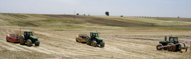 Tractor John Deere trabajando en terreno agrícola