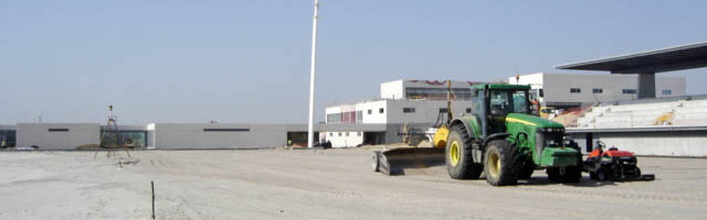 Campo de fútbol profesional perfectamente nivelado