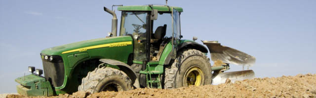 Maquinaria de nivelación trabajando en campo